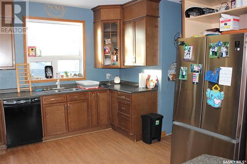 304 3Rd Avenue, Eston, SK - Indoor Photo Showing Kitchen With Double Sink