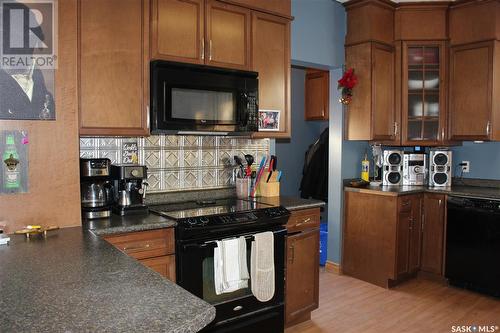 304 3Rd Avenue, Eston, SK - Indoor Photo Showing Kitchen