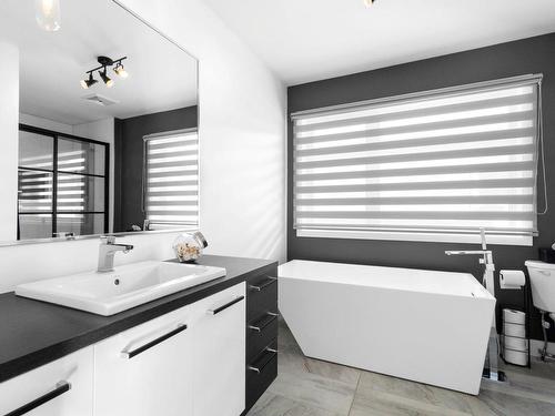 Salle de bains - 1330 Rue Barott, Mascouche, QC - Indoor Photo Showing Bathroom