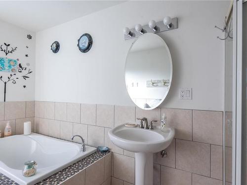 83 Johel Rd, Lake Cowichan, BC - Indoor Photo Showing Bathroom
