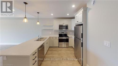 18 - 86 Eagle Court, Saugeen Shores, ON - Indoor Photo Showing Kitchen With Double Sink