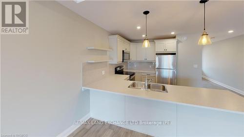 18 - 86 Eagle Court, Saugeen Shores, ON - Indoor Photo Showing Kitchen With Double Sink