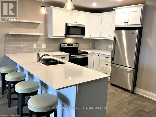 18 - 86 Eagle Court, Saugeen Shores, ON - Indoor Photo Showing Kitchen With Double Sink With Upgraded Kitchen