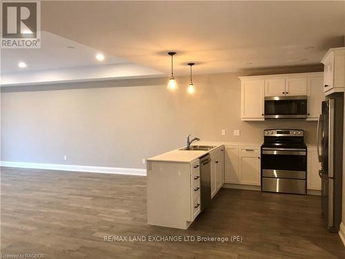 18 - 86 Eagle Court, Saugeen Shores, ON - Indoor Photo Showing Kitchen With Double Sink