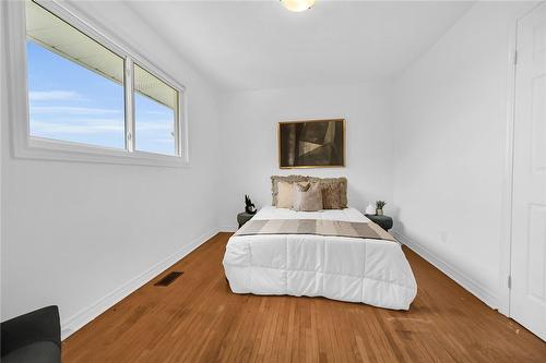 5144 Greenlane Road, Beamsville, ON - Indoor Photo Showing Bedroom