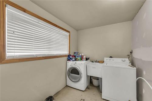 5144 Greenlane Road, Beamsville, ON - Indoor Photo Showing Laundry Room