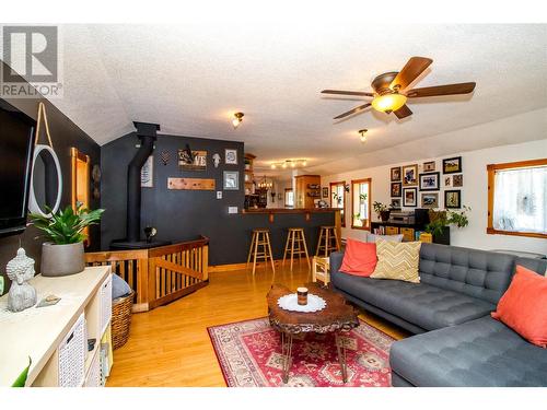 1408 Third Street W, Revelstoke, BC - Indoor Photo Showing Living Room