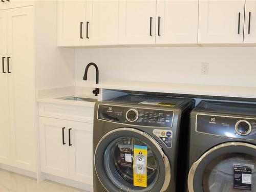 6234 Thomson Terr, Duncan, BC - Indoor Photo Showing Laundry Room