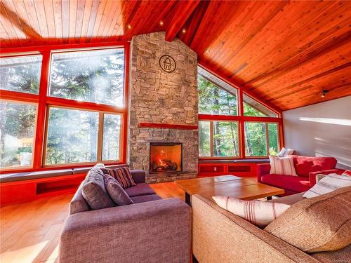 330 Reef Point Rd, Ucluelet, BC - Indoor Photo Showing Living Room With Fireplace