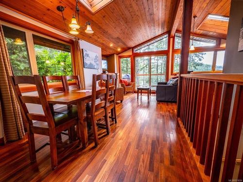 330 Reef Point Rd, Ucluelet, BC - Indoor Photo Showing Dining Room