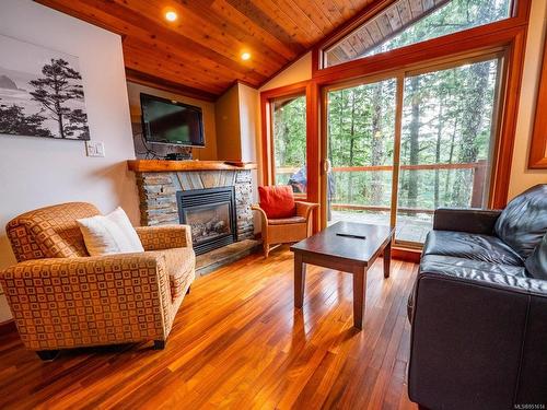330 Reef Point Rd, Ucluelet, BC - Indoor Photo Showing Living Room With Fireplace