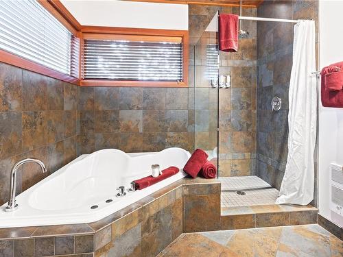 330 Reef Point Rd, Ucluelet, BC - Indoor Photo Showing Bathroom