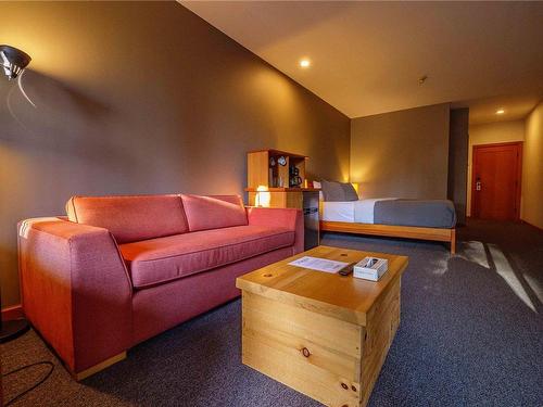 330 Reef Point Rd, Ucluelet, BC - Indoor Photo Showing Living Room