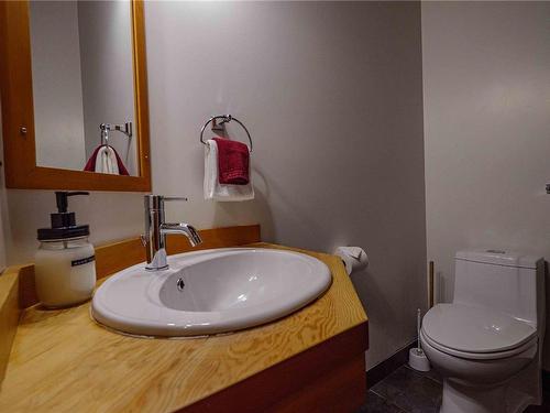 330 Reef Point Rd, Ucluelet, BC - Indoor Photo Showing Bathroom