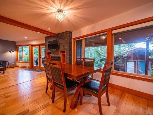 330 Reef Point Rd, Ucluelet, BC - Indoor Photo Showing Dining Room