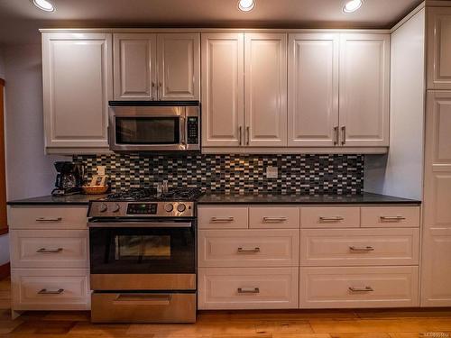 330 Reef Point Rd, Ucluelet, BC - Indoor Photo Showing Kitchen