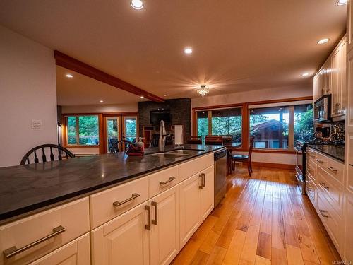 330 Reef Point Rd, Ucluelet, BC - Indoor Photo Showing Kitchen With Double Sink