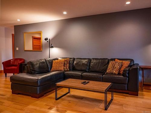 330 Reef Point Rd, Ucluelet, BC - Indoor Photo Showing Living Room