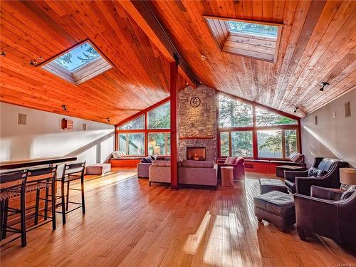 330 Reef Point Rd, Ucluelet, BC - Indoor With Fireplace