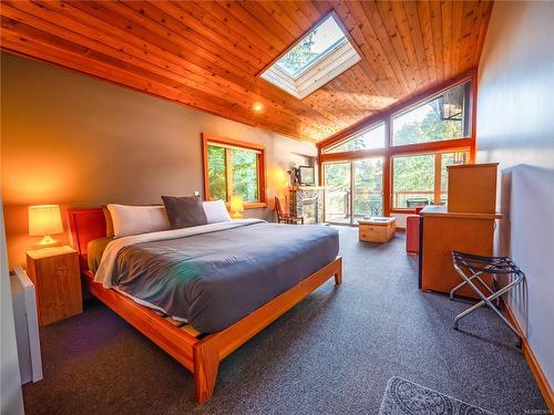 330 Reef Point Rd, Ucluelet, BC - Indoor Photo Showing Bedroom