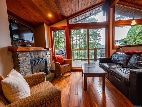 330 Reef Point Rd, Ucluelet, BC - Indoor Photo Showing Living Room With Fireplace