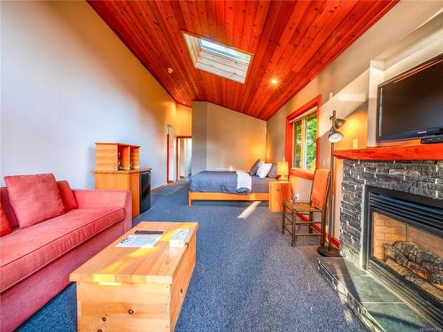 330 Reef Point Rd, Ucluelet, BC - Indoor Photo Showing Living Room With Fireplace