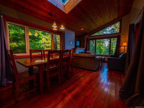 330 Reef Point Rd, Ucluelet, BC - Indoor