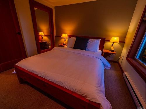 330 Reef Point Rd, Ucluelet, BC - Indoor Photo Showing Bedroom