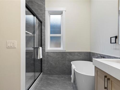 475 Cottage Dr, Qualicum Beach, BC - Indoor Photo Showing Bathroom