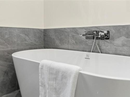 475 Cottage Dr, Qualicum Beach, BC - Indoor Photo Showing Bathroom