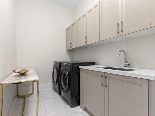 475 Cottage Dr, Qualicum Beach, BC - Indoor Photo Showing Laundry Room