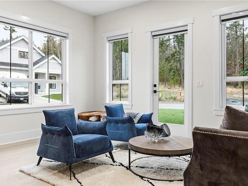 475 Cottage Dr, Qualicum Beach, BC - Indoor Photo Showing Living Room