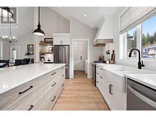 2863 Golf Course Drive, Blind Bay, BC - Indoor Photo Showing Kitchen With Upgraded Kitchen