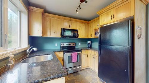 4315 Lakeview Drive, Cranbrook, BC - Indoor Photo Showing Kitchen With Double Sink