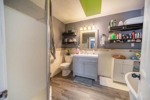 709 King Street, Cranbrook, BC - Indoor Photo Showing Bathroom