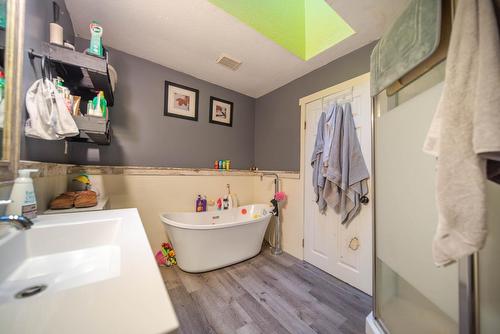 709 King Street, Cranbrook, BC - Indoor Photo Showing Bathroom