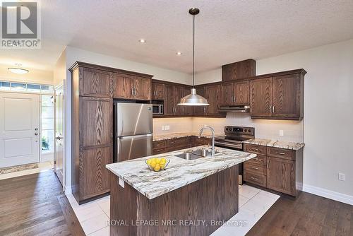 115 Borden Tr, Welland, ON - Indoor Photo Showing Kitchen With Double Sink With Upgraded Kitchen