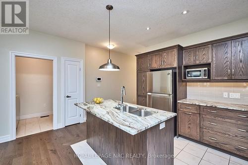 115 Borden Tr, Welland, ON - Indoor Photo Showing Kitchen With Double Sink