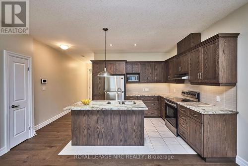115 Borden Tr, Welland, ON - Indoor Photo Showing Kitchen With Upgraded Kitchen