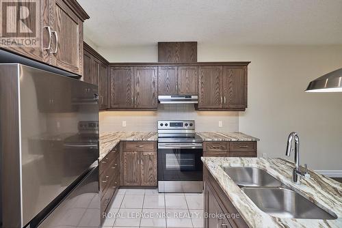 115 Borden Tr, Welland, ON - Indoor Photo Showing Kitchen With Double Sink