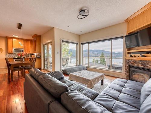 26-40 Kestrel Place, Vernon, BC - Indoor Photo Showing Living Room With Fireplace