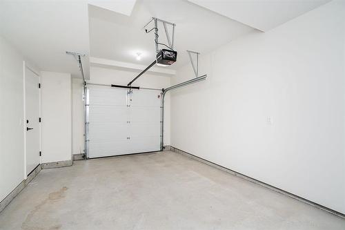 32 33929 Barker Court, Mission, BC - Indoor Photo Showing Garage