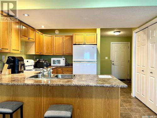 460 5Th Street E, Shaunavon, SK - Indoor Photo Showing Kitchen With Double Sink