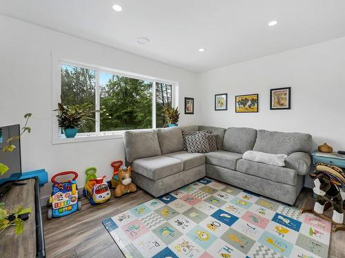 6423 Hopkins Crt, Sooke, BC - Indoor Photo Showing Living Room