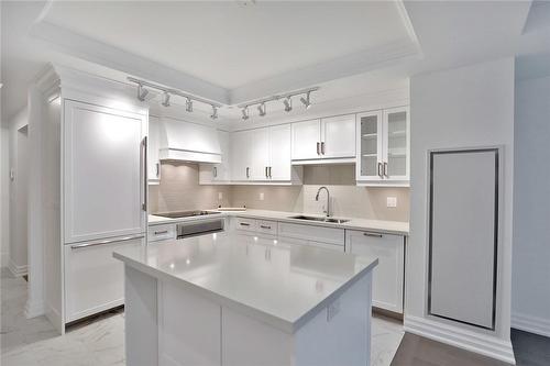 2060 Lakeshore Road|Unit #611, Burlington, ON - Indoor Photo Showing Kitchen