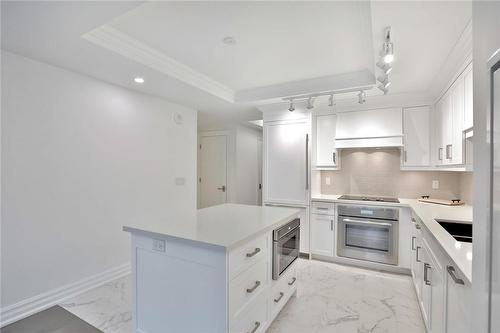 2060 Lakeshore Road|Unit #611, Burlington, ON - Indoor Photo Showing Kitchen With Upgraded Kitchen