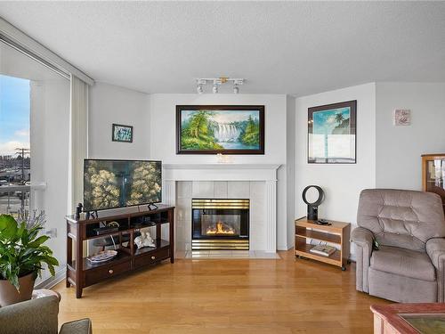406-158 Promenade Dr, Nanaimo, BC - Indoor Photo Showing Living Room With Fireplace
