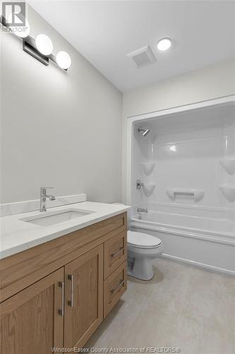 263 Joan Flood, Essex, ON - Indoor Photo Showing Bathroom