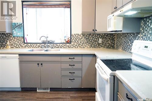 394 2Nd Street W, Shaunavon, SK - Indoor Photo Showing Kitchen With Double Sink