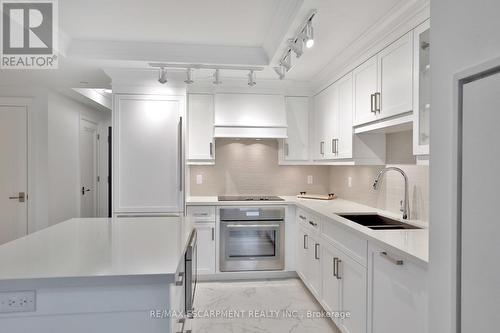 #611 -2060 Lakeshore Rd, Burlington, ON - Indoor Photo Showing Kitchen With Double Sink With Upgraded Kitchen